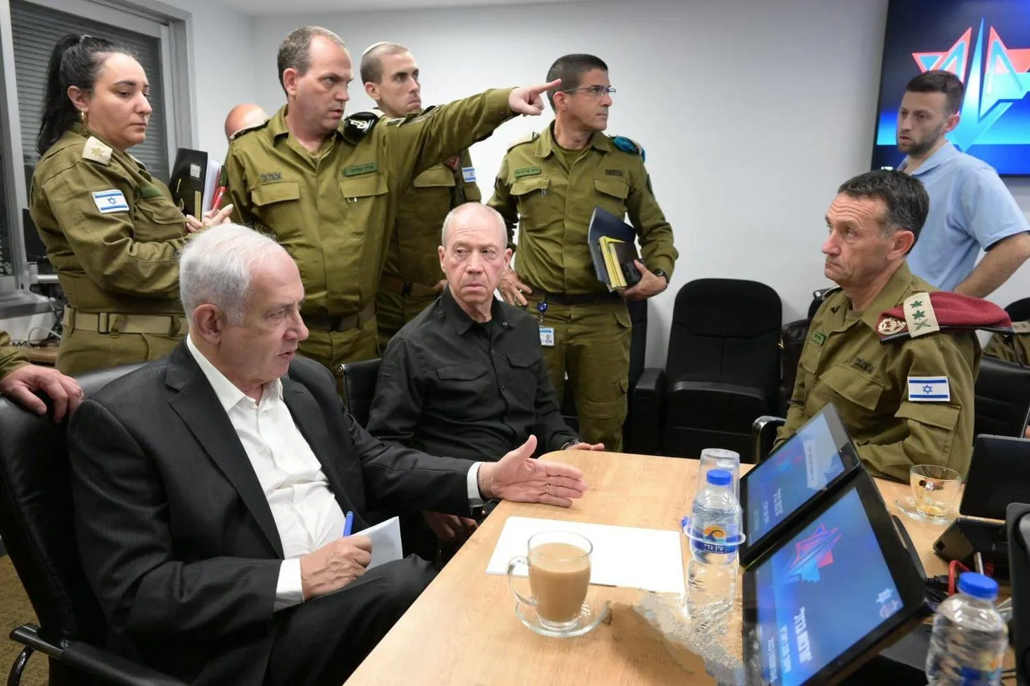 İsrail Başbakanı Binyamin Netanyahu ve Savunma Bakanı Yoav Gallant (solunda), İsrail ordusu karargahında yapılan güvenlik değerlendirme oturumu sırasında, 8 Ekim (DPA)