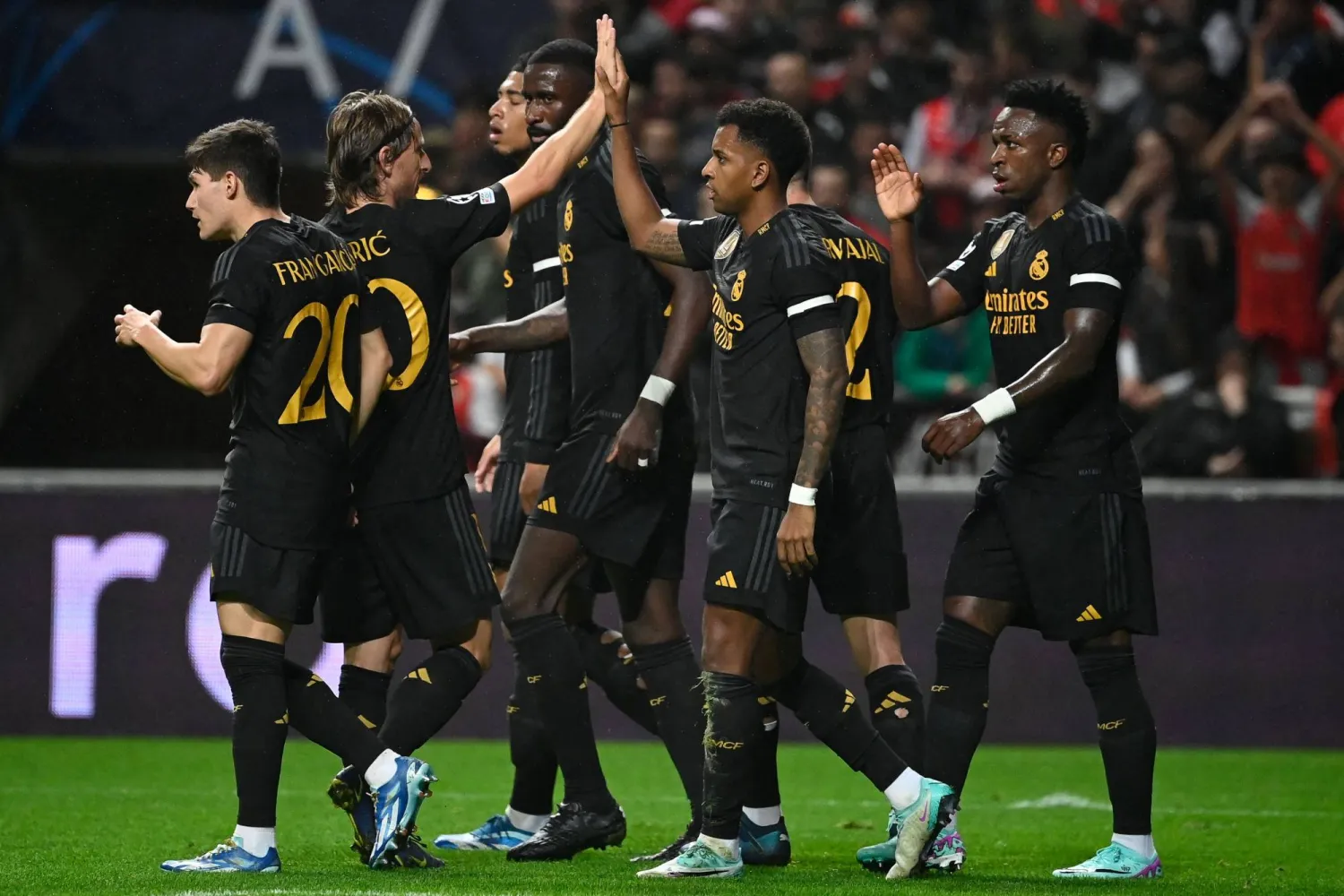 لاعبو ريال مدريد وفرحة الفوز على سبورتينغ براغا في دوري الأبطال (أ.ف.ب)