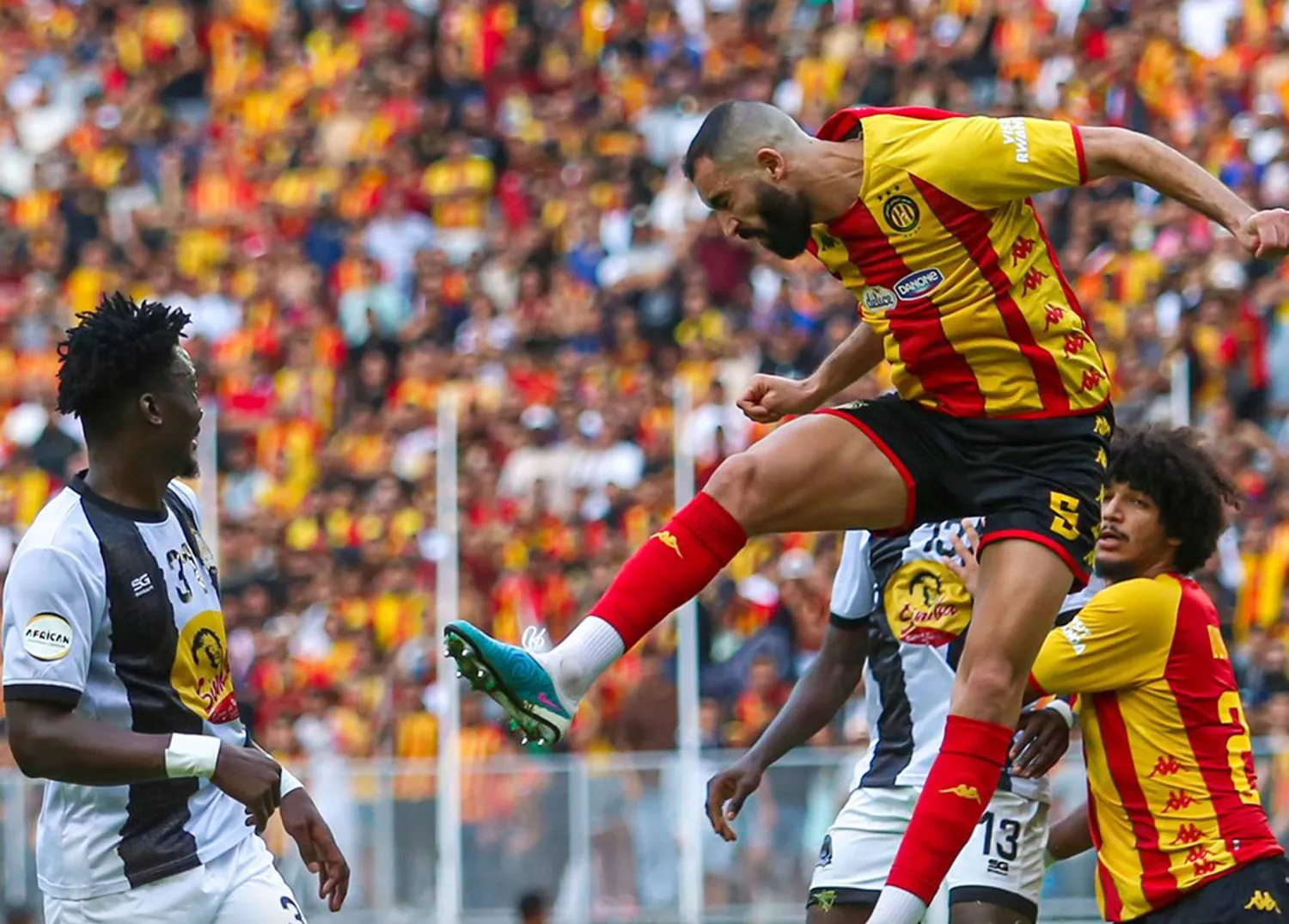 لاعب الترجي التونسي محمد توغاي لدى ارتقائه لضربة رأسية في مرمى مازيمبي (الاتحاد الأفريقي)