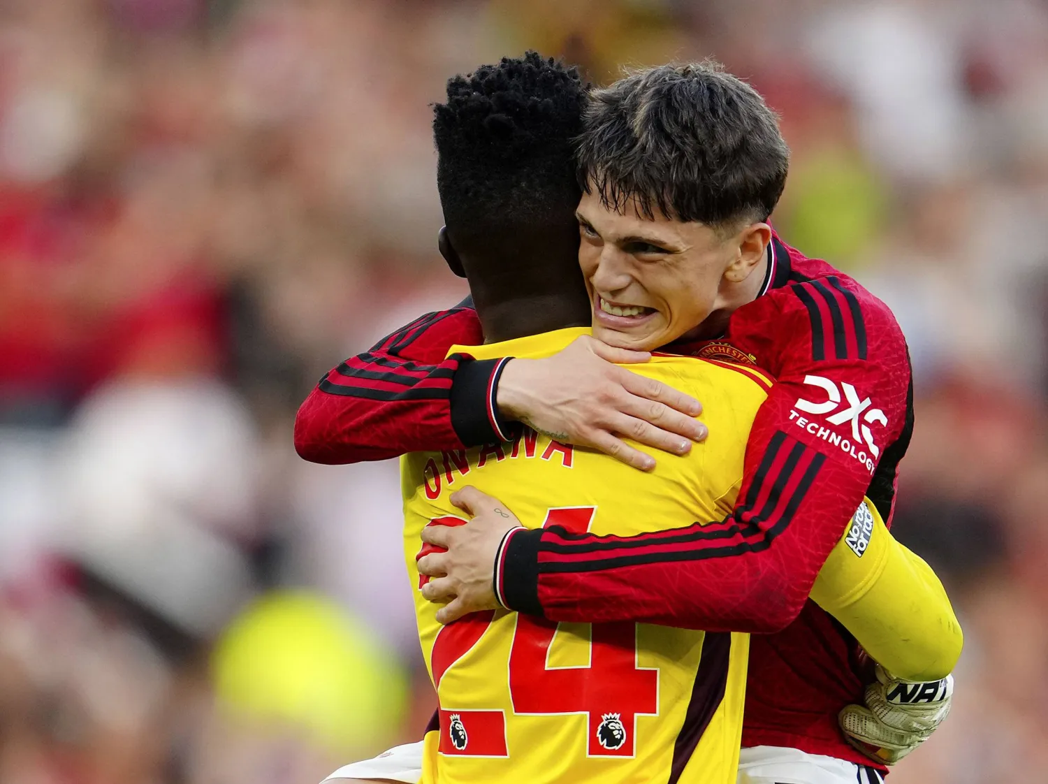 أونانا حارس مانشستر يونايتد يعانق زميله غارناتشو في إحدى المواجهات (أ.ب)