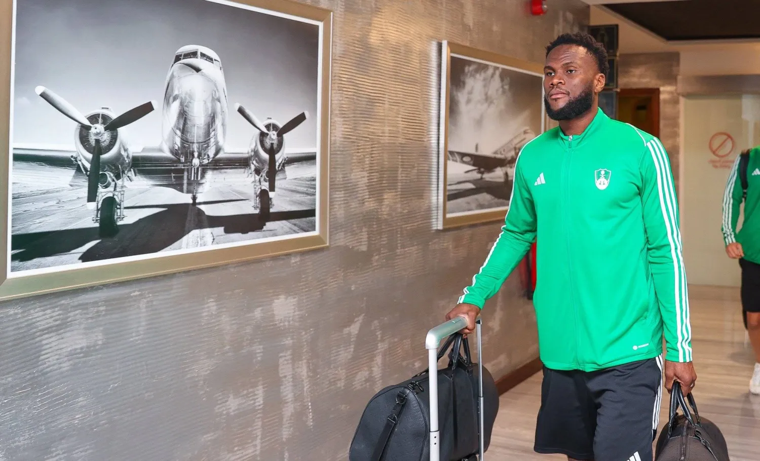 كيسي في مقدمة البعثة الأهلاوية المغادرة إلى الرياض (النادي الأهلي)