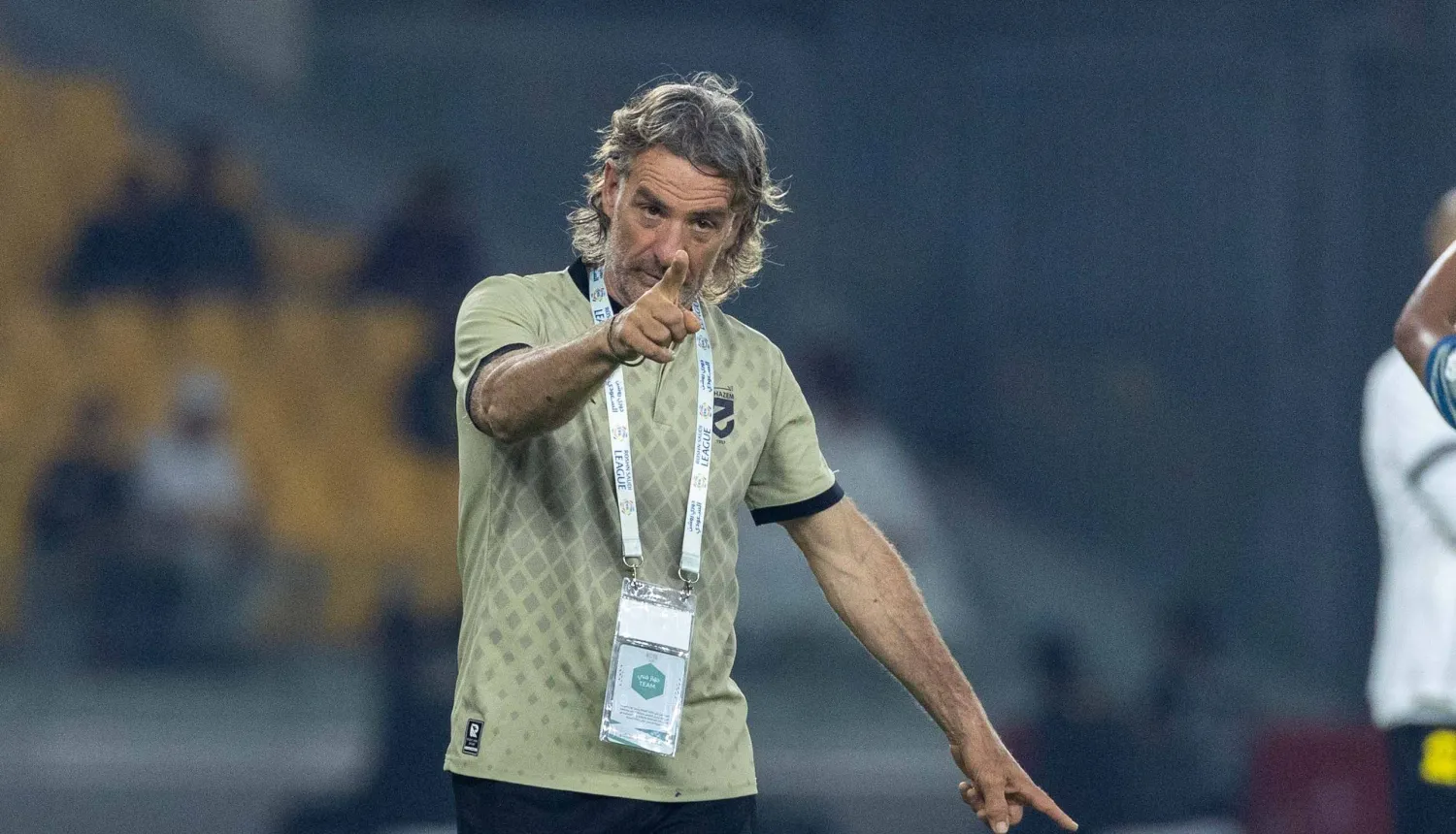 الأوروغوياني كاريينو مدرب فريق الحزم (تصوير: محمد المانع) 