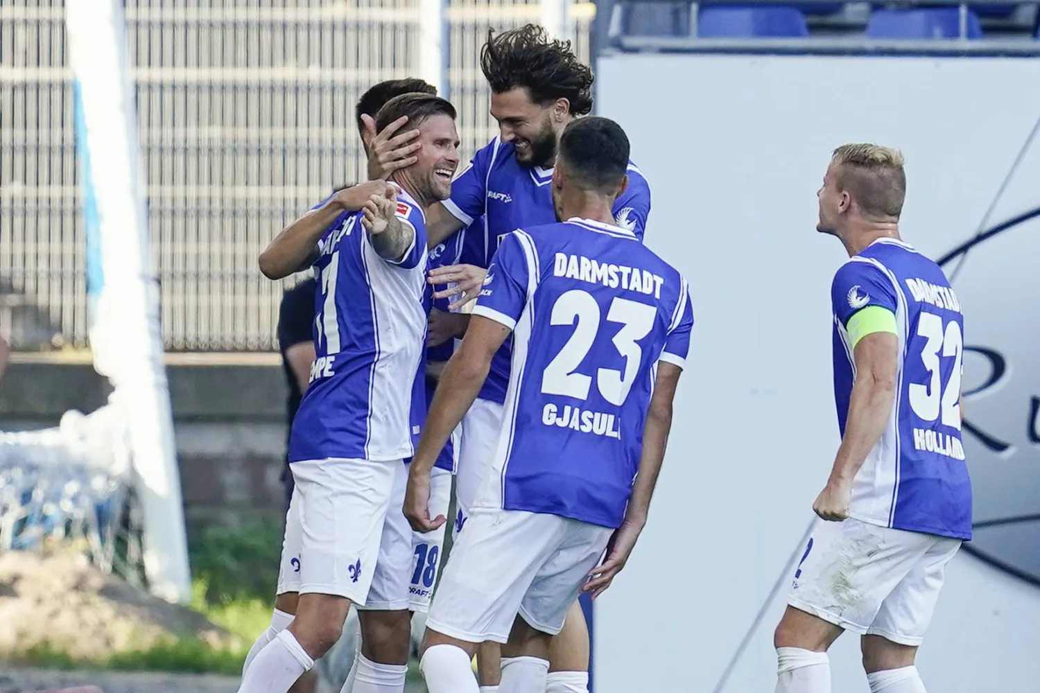 لاعبو دارمتشات يريدون الفوز على بايرن الصعب (أ.ب)