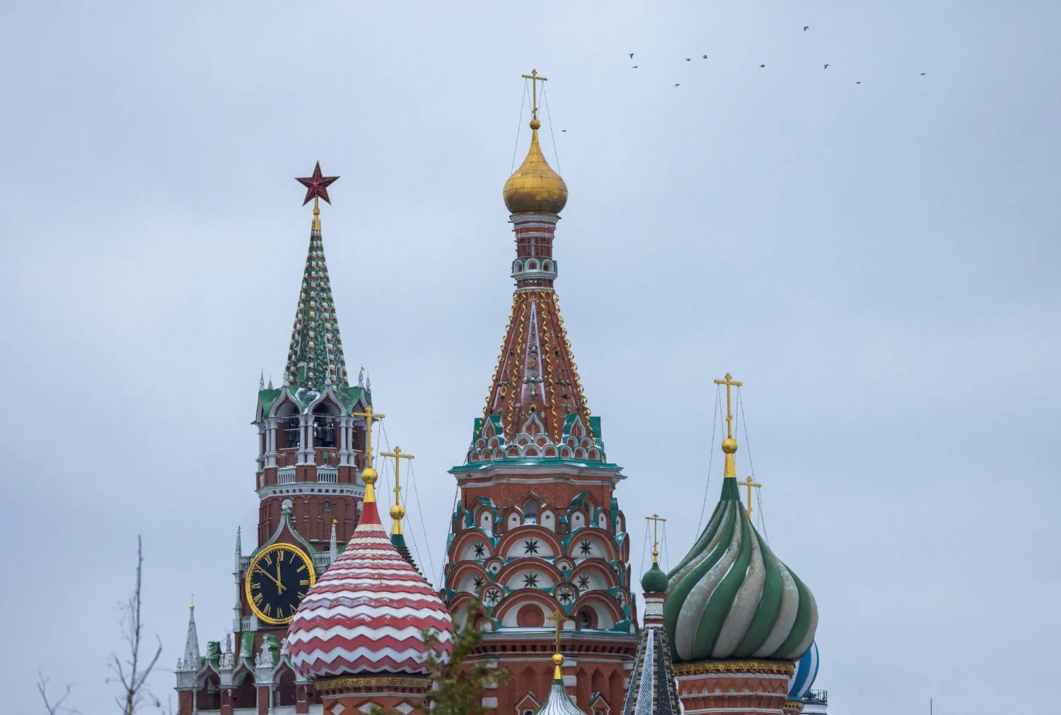 قبب كاتدرائية سانت باسيل في الميدان الأحمر بالعاصمة الروسية موسكو (رويترز)