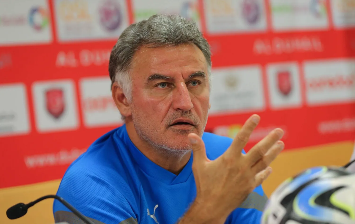 كريستوف غالتييه متحدثاً للصحافيين خلال المؤتمر (نادي الدحيل)