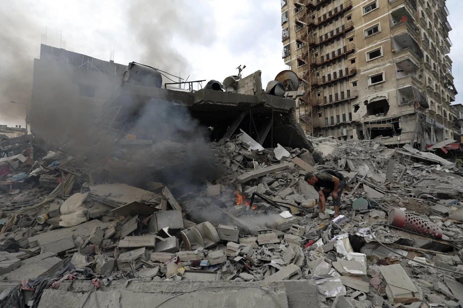İsrail'in Gazze'deki bombardımanında yıkılan binalar (AP)