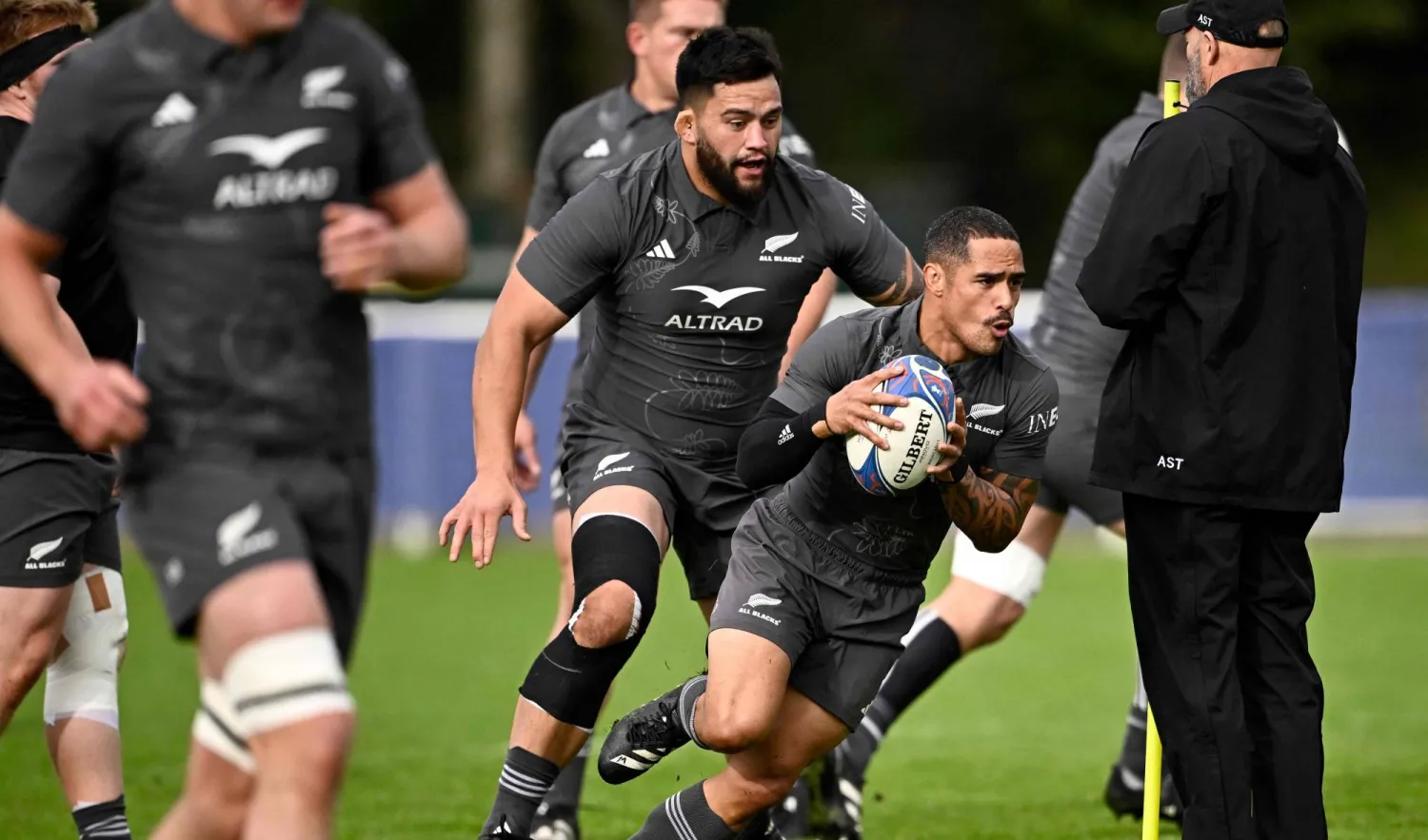 النيوزيلندي آرون سميث يركض بالكرة خلال التدريب في ملعب بارك بالقرب من باريس (أ.ف.ب)