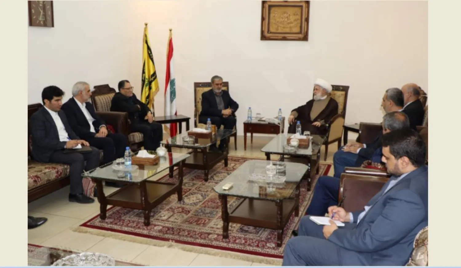 نعيم قاسم نائب الأمين العام لـ«حزب الله» مع الوفد النيابي الإيراني (الوكالة الوطنية)