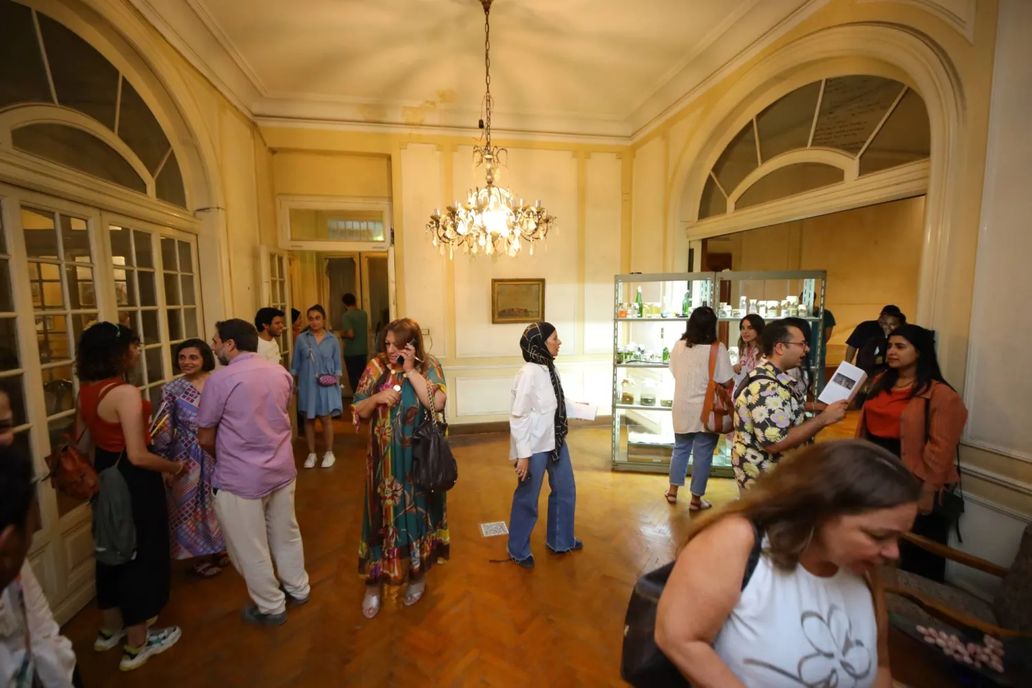 جانب من زوار معرض «وادي الجدران» (الشرق الأوسط)