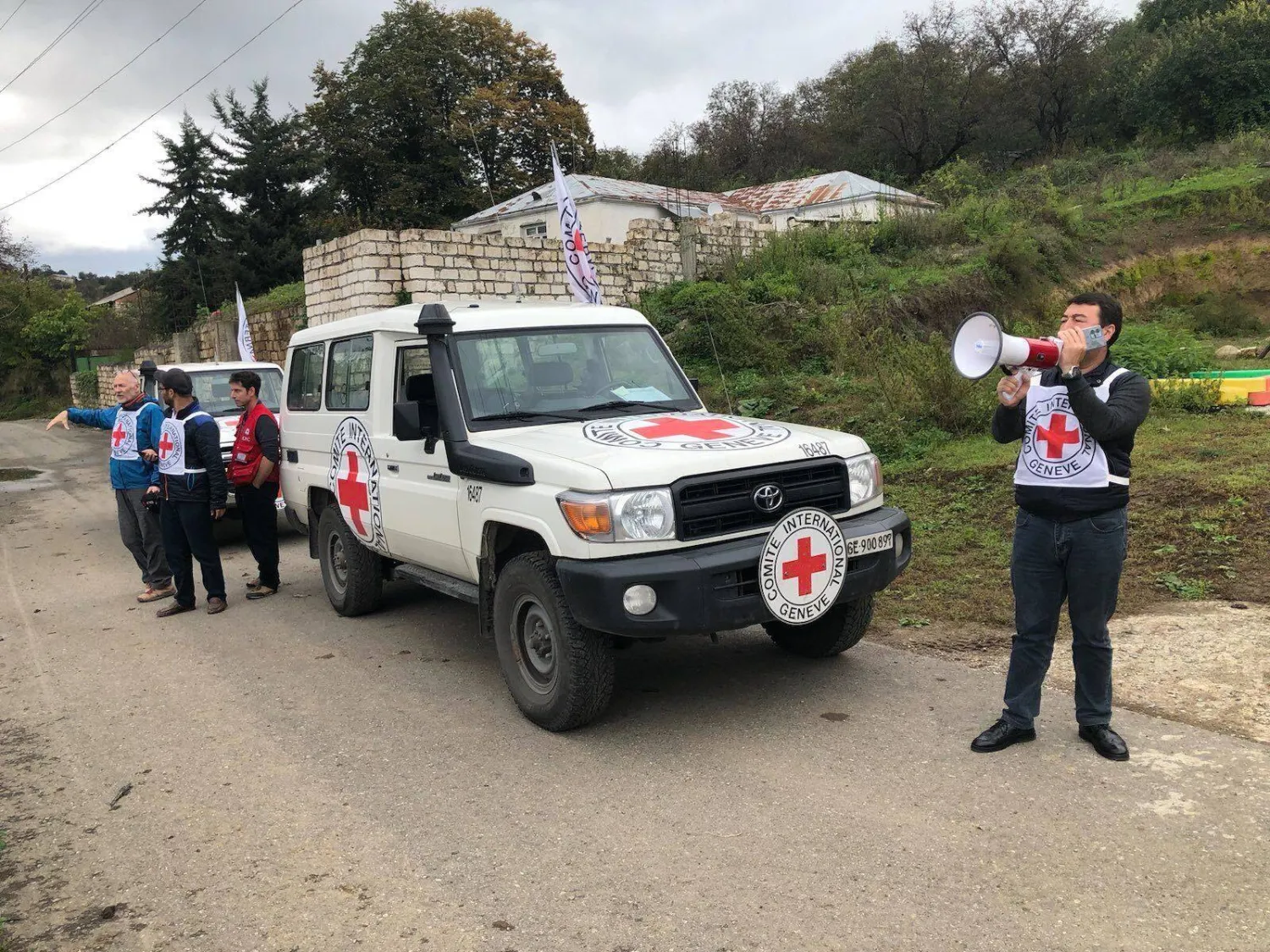 مجموعة من أعضاء الصليب الأحمر (أرشيفية - حساب اللجنة على منصة إكس)