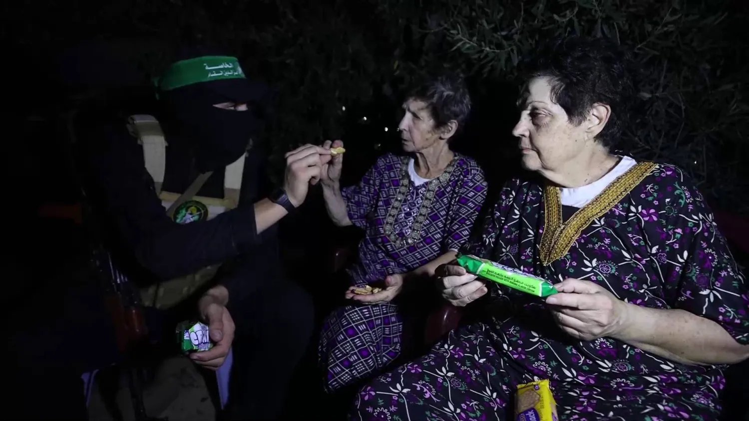 أسيرتان إسرائيليتان أفرجت عنهما «حماس» وسلمتهما إلى «الصليب الأحمر»