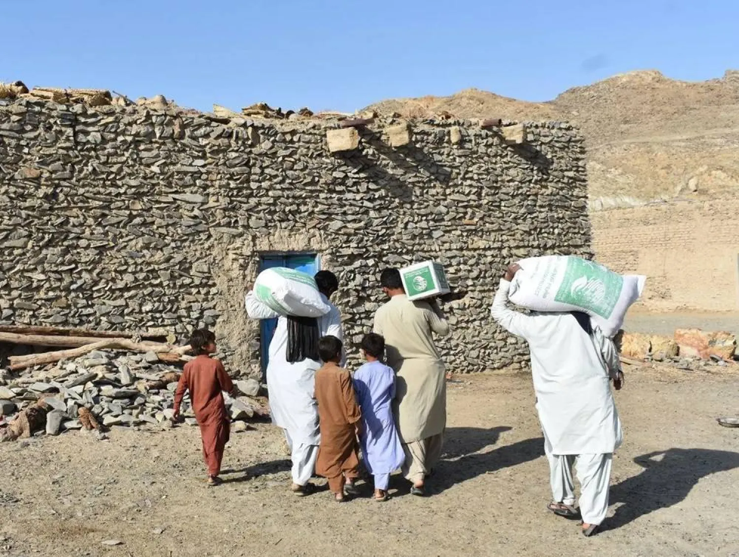 KSrelief distributes 903 food baskets in the Washuk district in Pakistan's Balochistan province. (SPA)