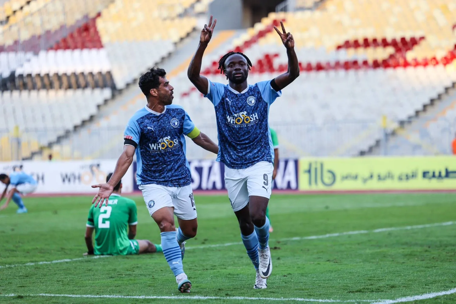 احتفال فيستون مايلي بالهدف الأول في مرمى المصري (نادي بيراميدز)