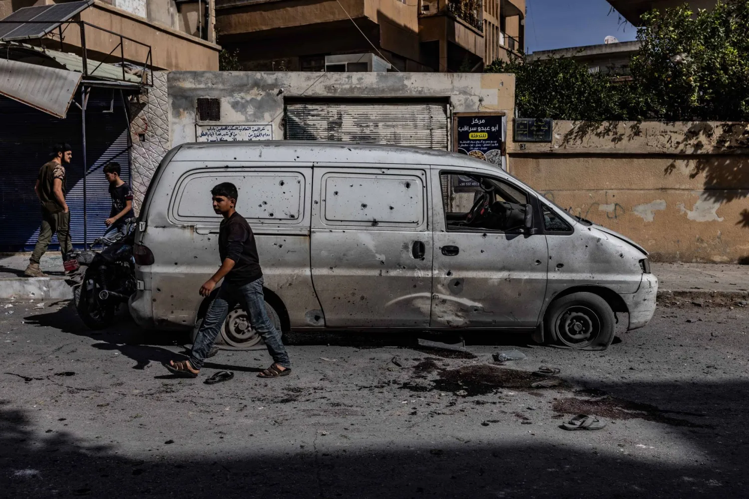 آثار قصف قوات النظام السوري على مدينة إدلب الخميس (د.ب.أ)