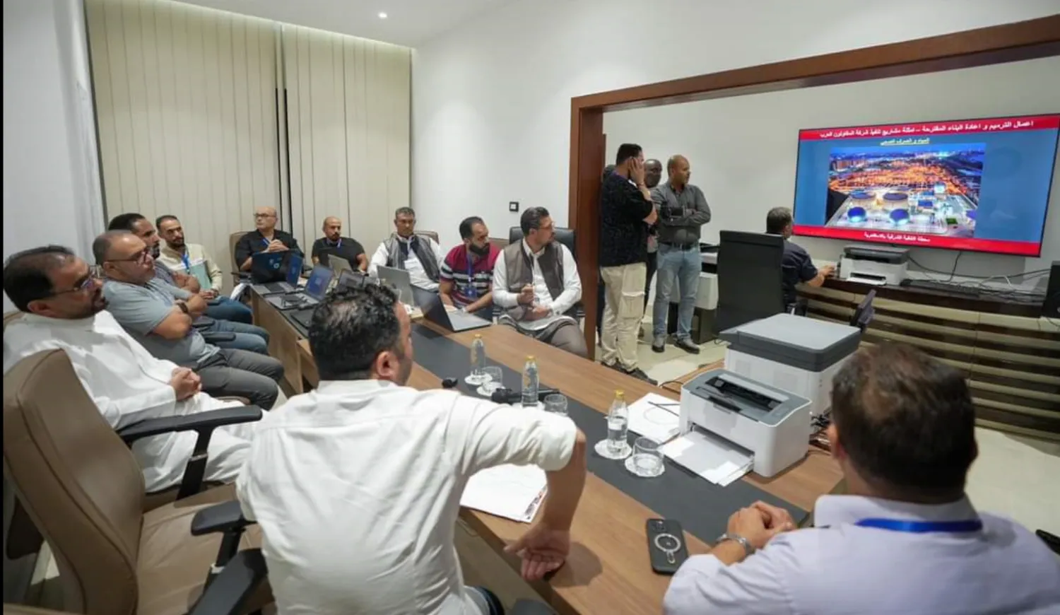 اجتماع حماد برفقة نجل حفتر مع لجنة مؤتمر إعادة الإعمار (حكومة الاستقرار)