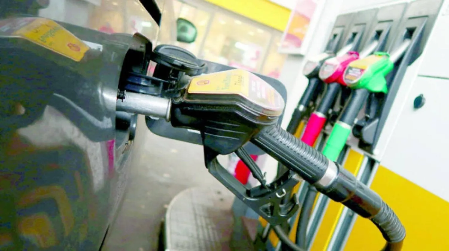 سيارة تُمْلَأ بوقود الديزل في إحدى المحطات بمدينة برلين الألمانية (رويترز)