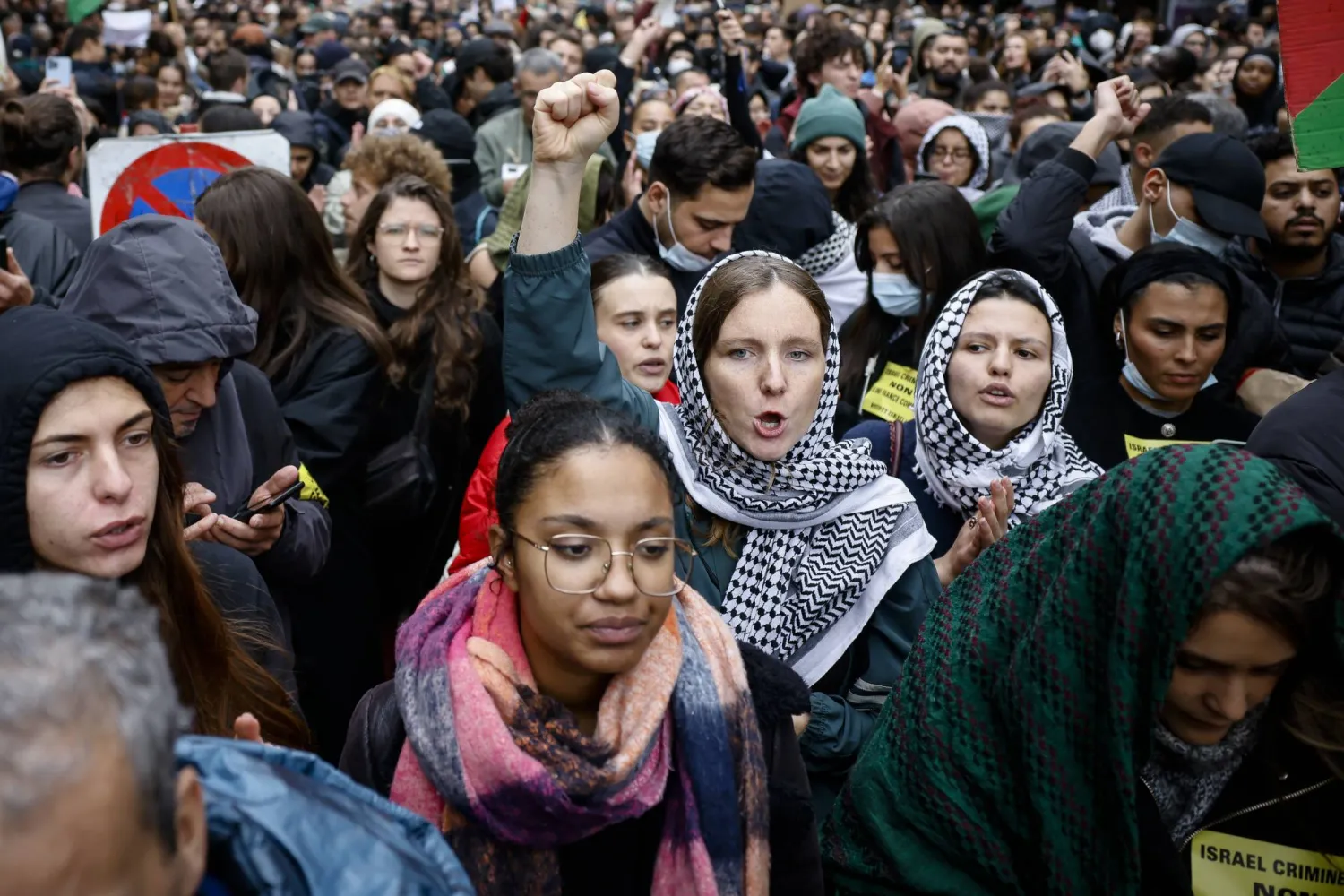 آلاف الأشخاص يتظاهرون في باريس دعماً للشعب الفلسطيني (أ.ب)