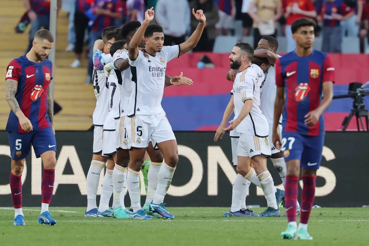 لاعبو ريال مدريد يحتفلون وسط حسرة برشلونية (أ.ف.ب)