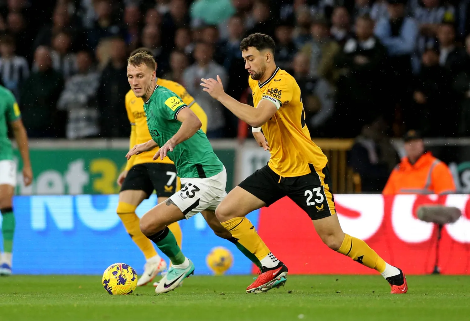 جانب من مواجهة نيوكاسل وولفرهامبتون في الجولة العاشرة من الدوري الإنجليزي (د.ب.أ)