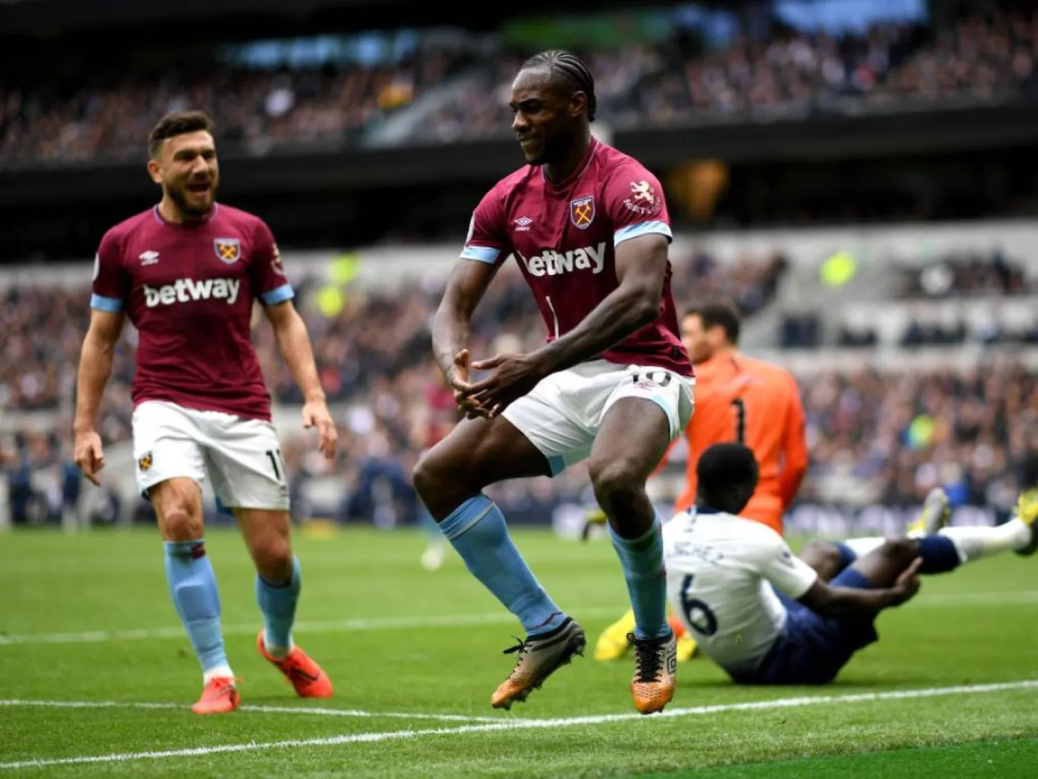 يسعى أنطونيو للوصول إلى الهدف رقم 100 مع وستهام في الدوري (غيتي) Cutout