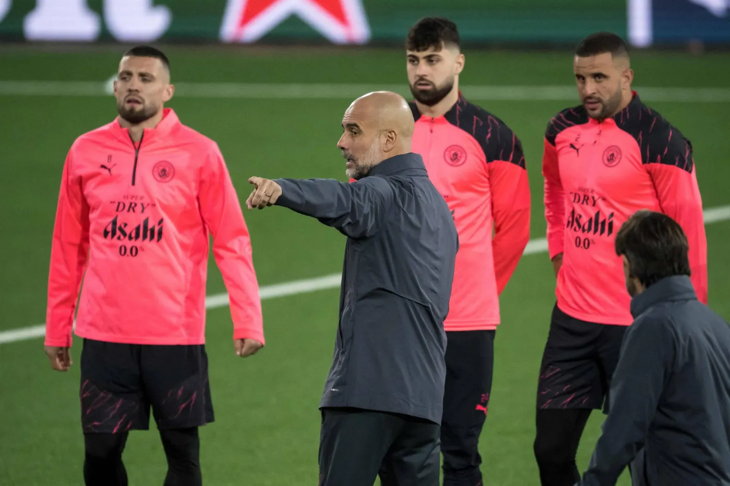 ووكر وزملاؤه والمدرب غوارديولا يستعدون لقمة مانشستر (أ.ف.ب)