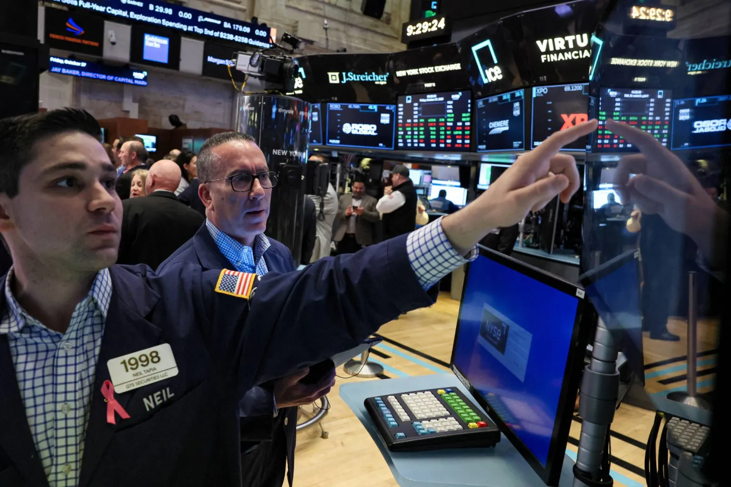 متداولون يعملون على الأرض في بورصة نيويورك (NYSE) في مدينة نيويورك، الولايات المتحدة، 27 أكتوبر 2023 (رويترز)