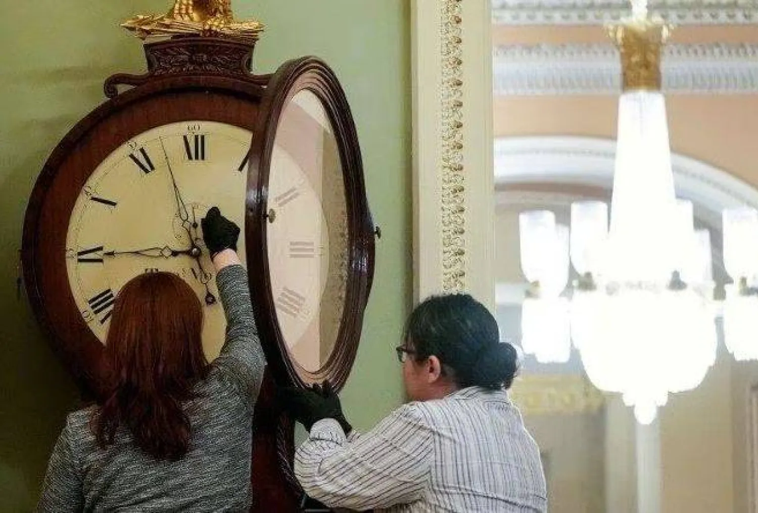 التوقيت الشتوي له بعض التأثيرات السلبية على صحتنا (رويترز)