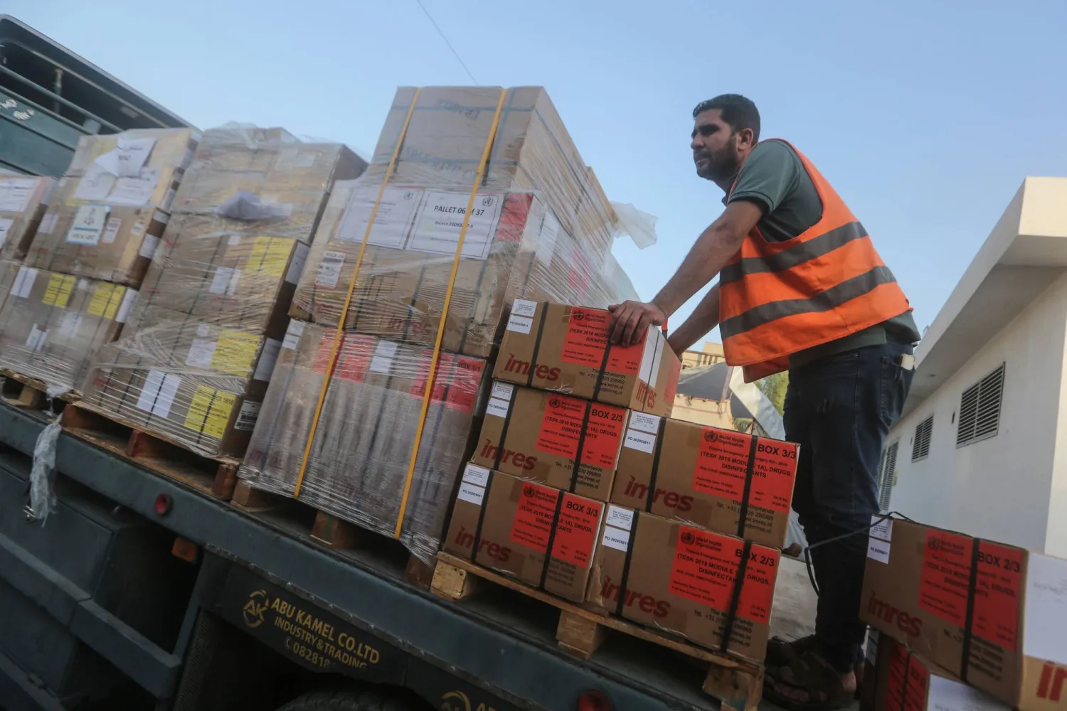 عامل فلسطيني يفرغ حمولة المساعدات الطبية التي أرسلتها منظمة الصحة العالمية في مستشفى ناصر في خان يونس الأسبوع الماضي (د.ب.أ)