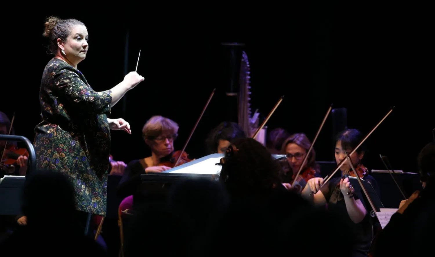 زاهية زيواني قائدة الأوركسترا (أ.ف.ب)