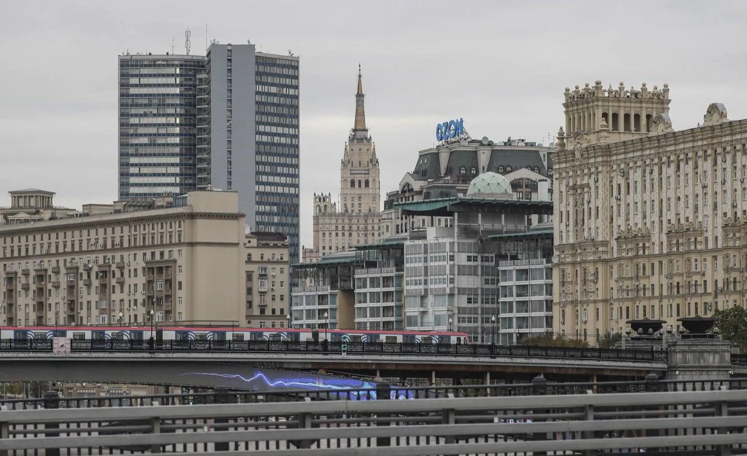 قطار يسير عبر الجسر فوق نهر موسكو أمام السفارة البريطانية في روسيا (إ.ب.أ)