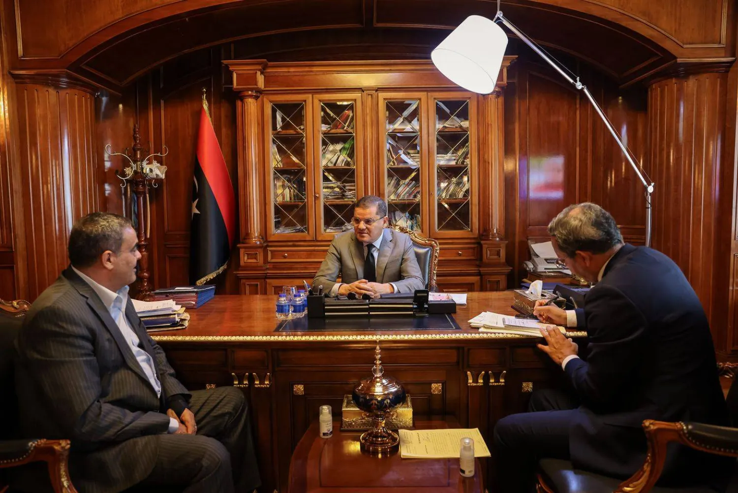 الدبيبة خلال اجتماعه مع وزير المواصلات بحكومته محمد الشهوبي (حكومة الوحدة)