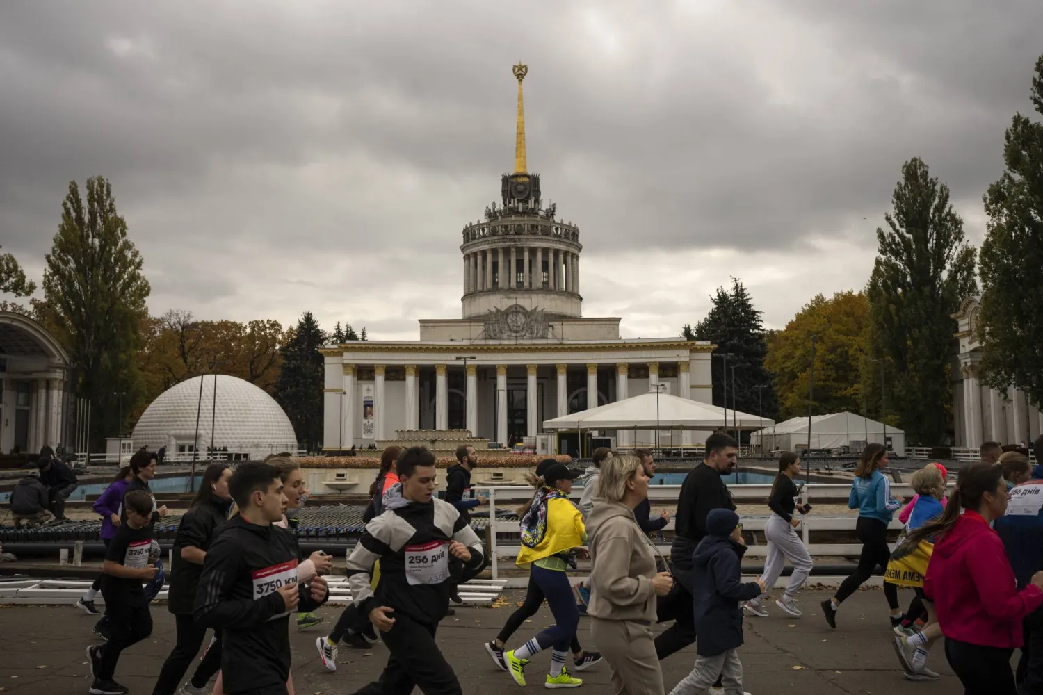 
أوكرانيون شاركوا في سباق ماراثون بطول كيلومتر واحد في كييف الأحد، وقال المنظمون إن السباق يهدف لجمع تبرعات لتعزيز الدفاعات الجوية لأوكرانيا (أ.ب)

