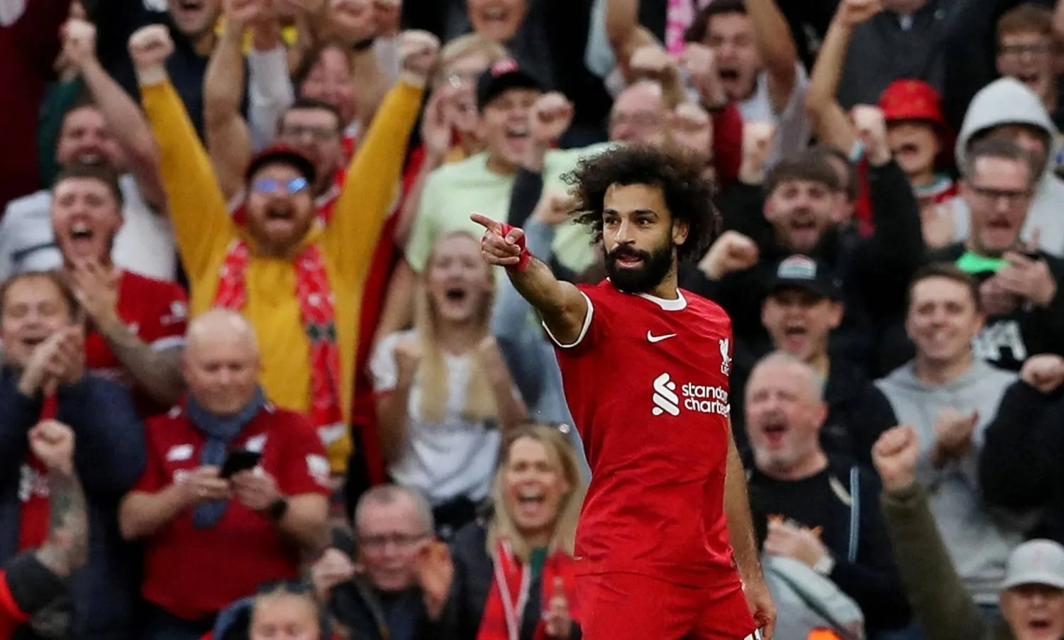 محمد صلاح يحتفل بتسجيل الهدف الثالث لليفربول في شباك نوتينغهام (رويترز)