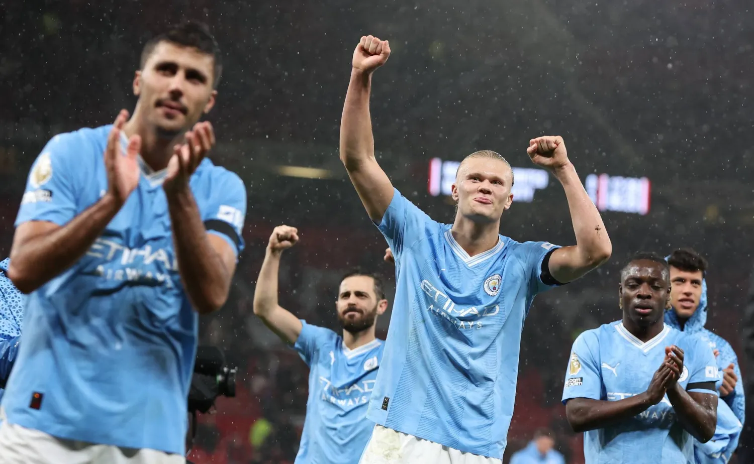 لاعبو مانشستر سيتي يحتفلون بالفوز العريض على جارهم اليونايتد (إ.ب.أ)