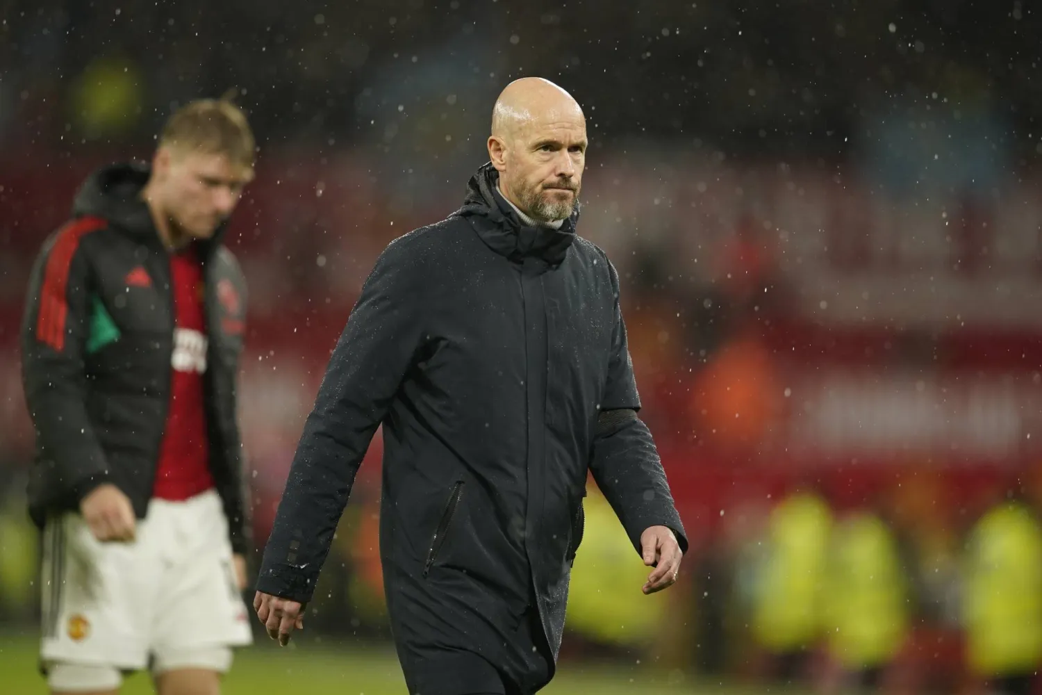 المدرب إريك تن هاغ وملامح حسرة خسارة الديربي تبدو عليه (أ.ب)