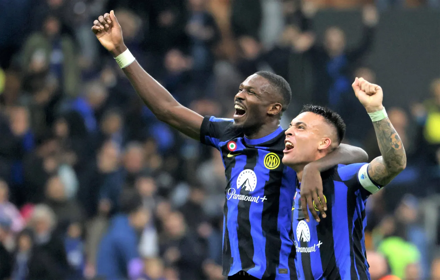 تورام  يحتفل بهدفه في شباك روما مع زميله لاوتارو مارتينيز (إ.ب.أ)