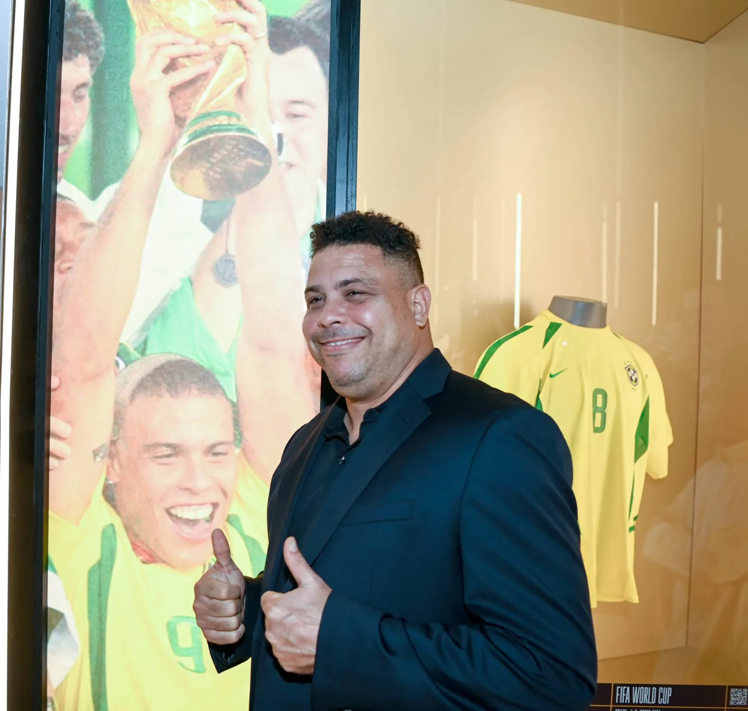 رونالدو إلى جانب إحدى أهم الصور في مسيرته (تصوير: بشير صالح)