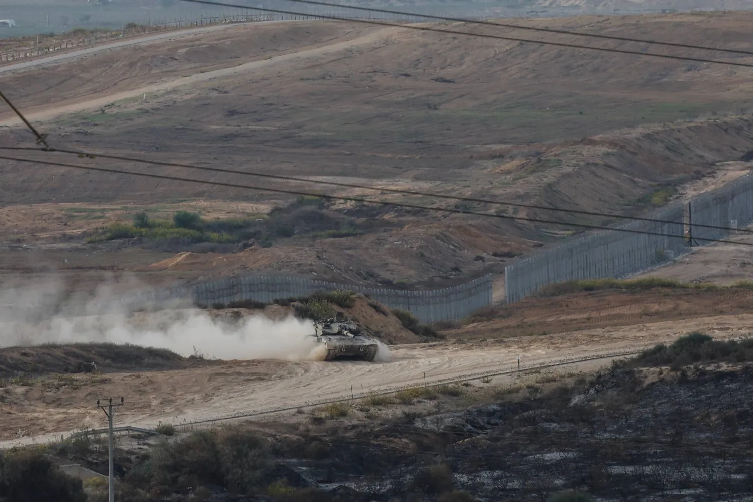 دبابة إسرائيلية تنفذ مناورة على حدود قطاع غزة (رويترز) 