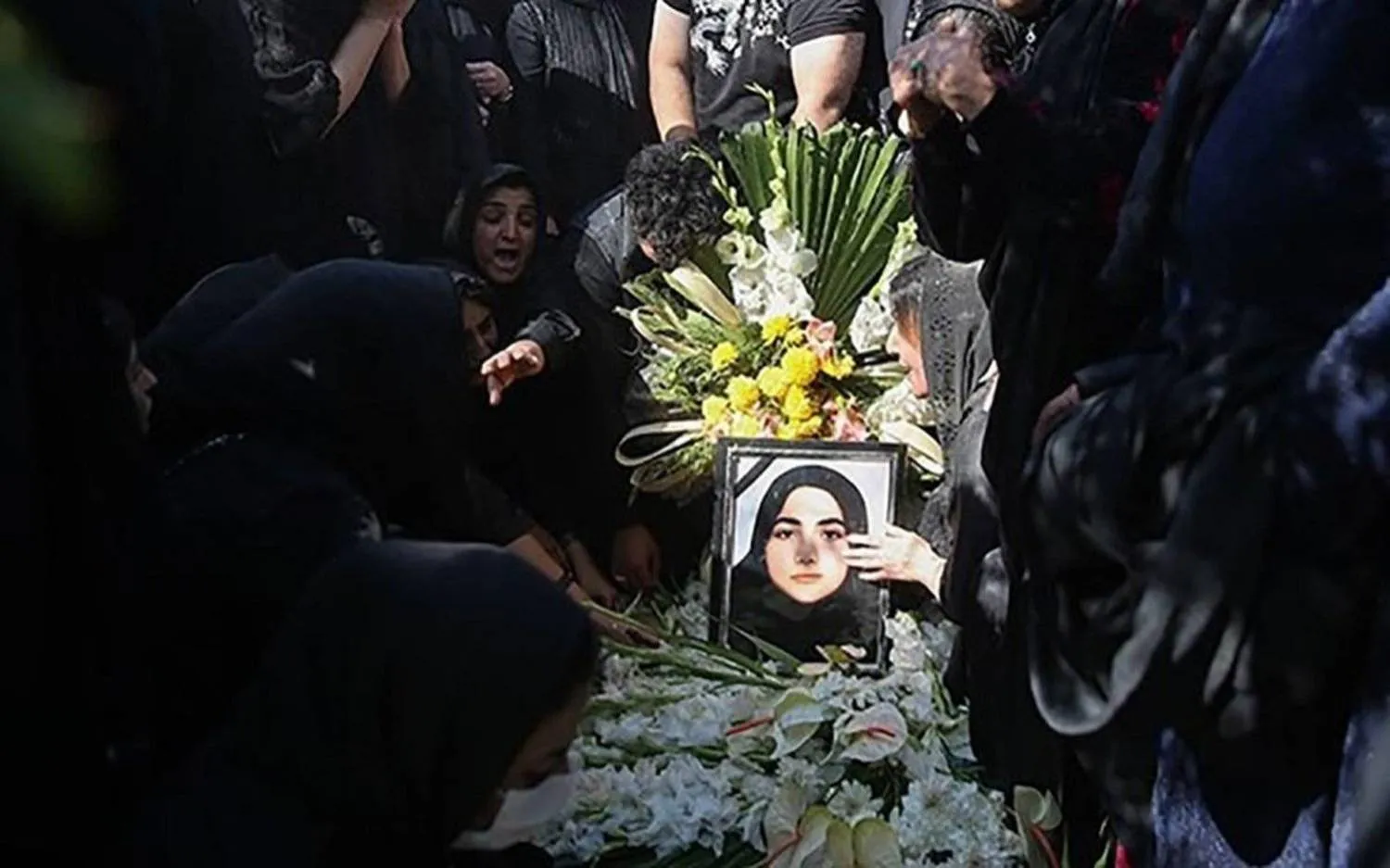 Mourners are seen at Armita Geravanad's funeral on Sunday. (KhabarOnline)