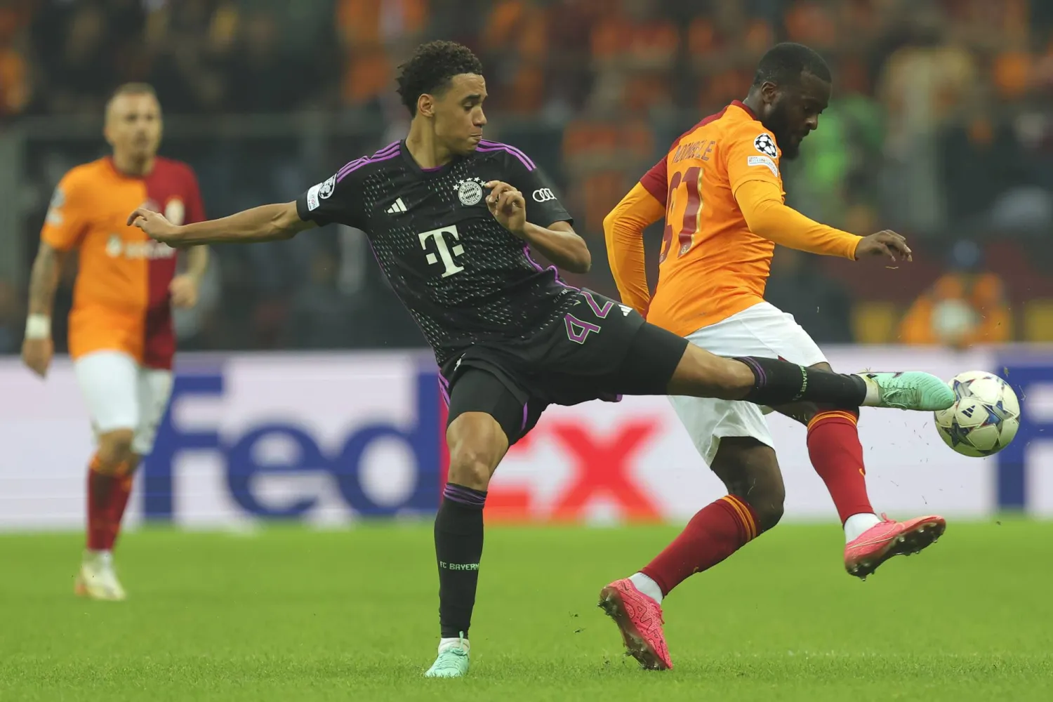 البايرن يود ربط موسيالا بالنادي البافاري طوال مسيرته (أ.ب)