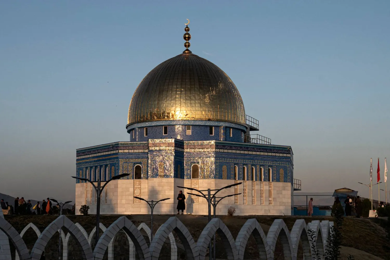 القبة المذهبة للمسجد نسخة طبق الأصل لقبة الصخرة الواقعة بالحرم القدسي في القدس الشرقية (أ.ف.ب)