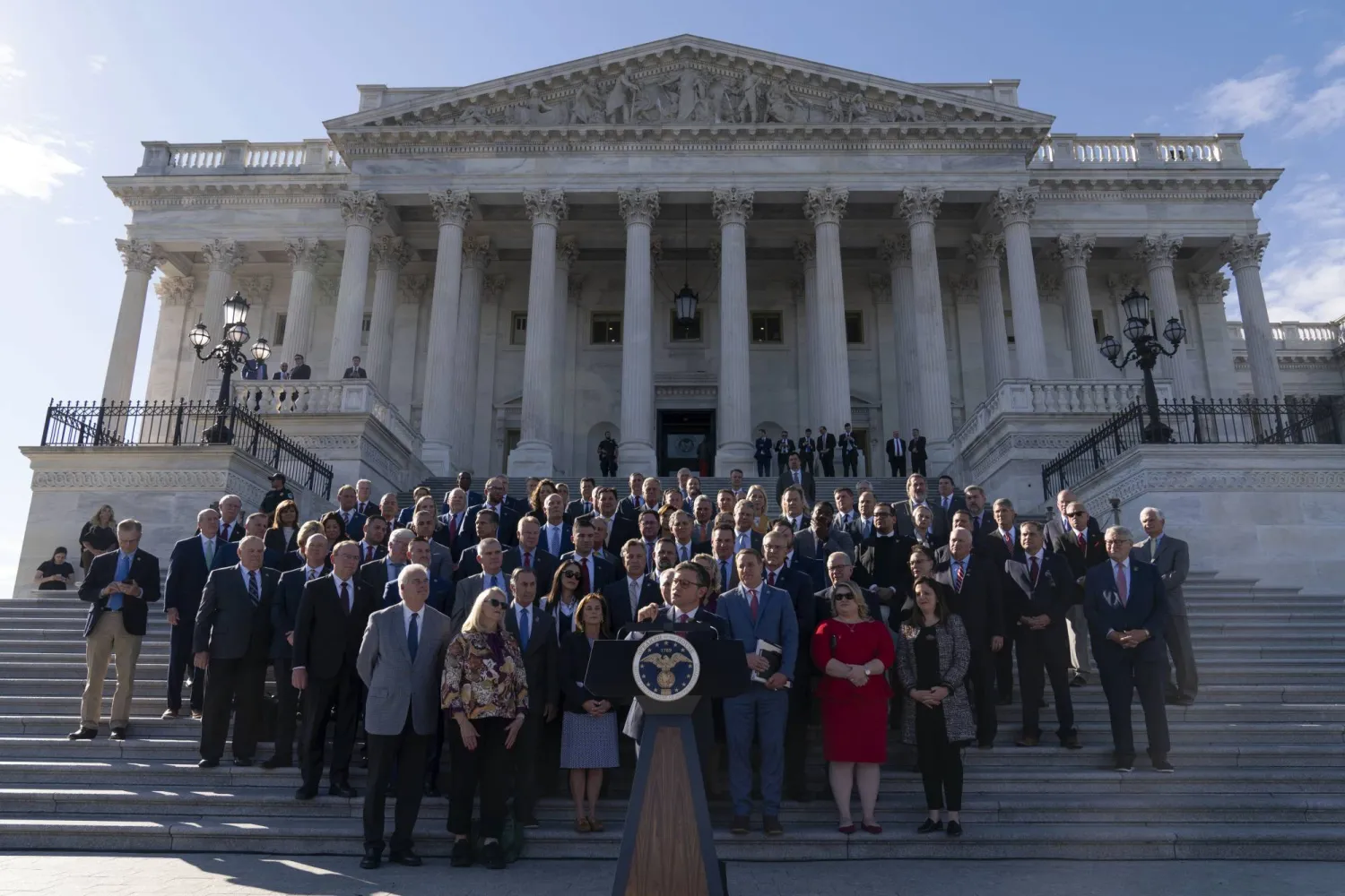 يعارض عدد من الجمهوريين دمج تمويل إسرائيل بتمويل أوكرانيا (أ.ب)