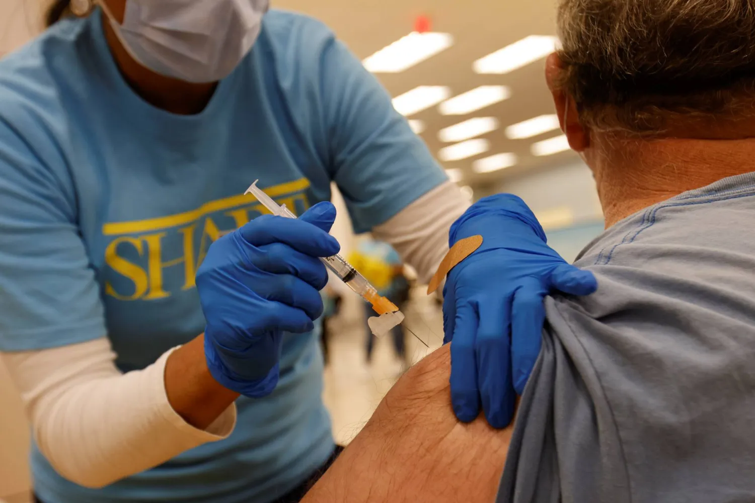 التطعيم يقلل خطر مضاعفات عدوى «كوفيد-19»  (بابليك دومين)