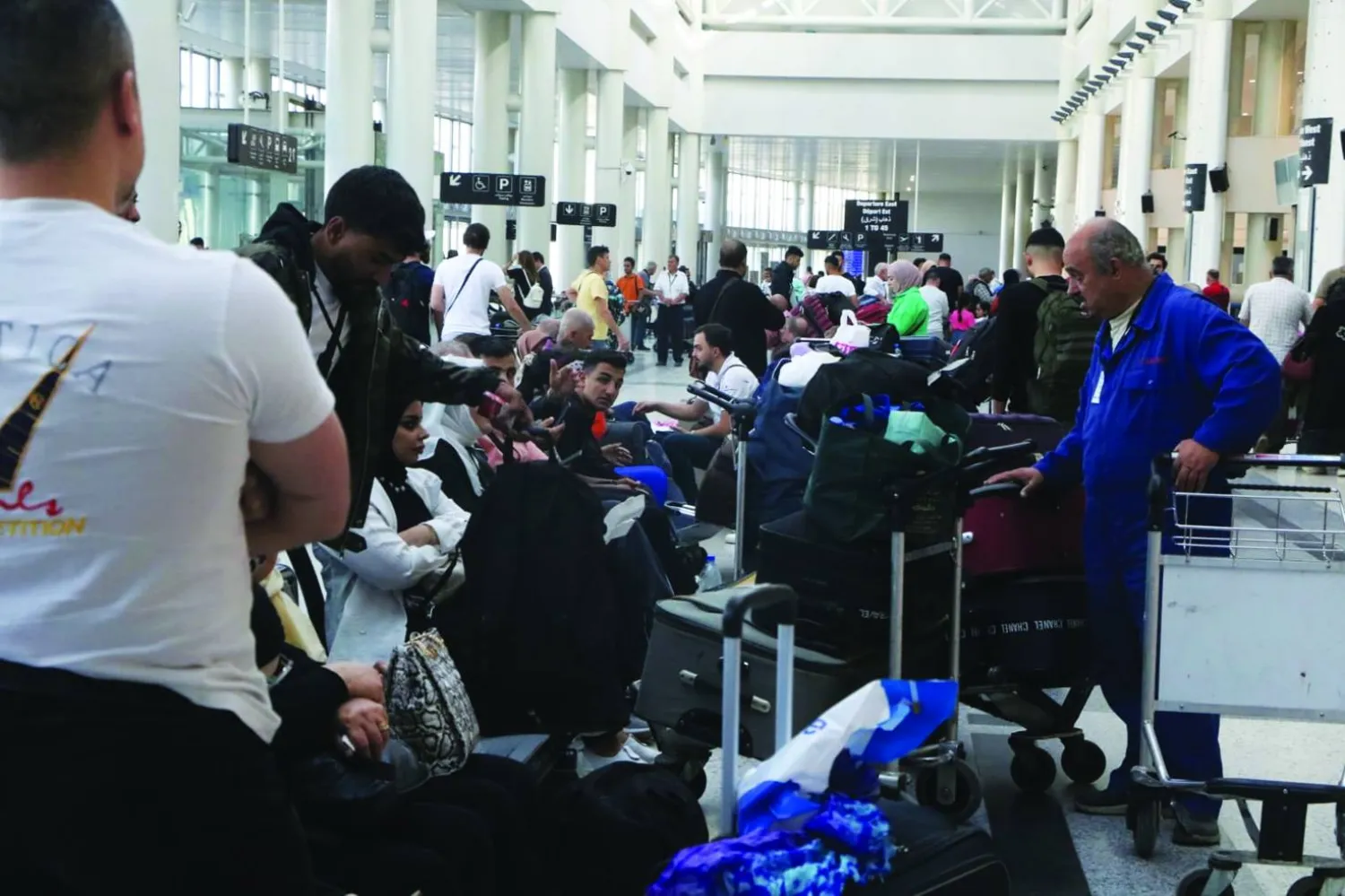 ازدحام في قاعة المغادرة بمطار بيروت (الشرق الأوسط)