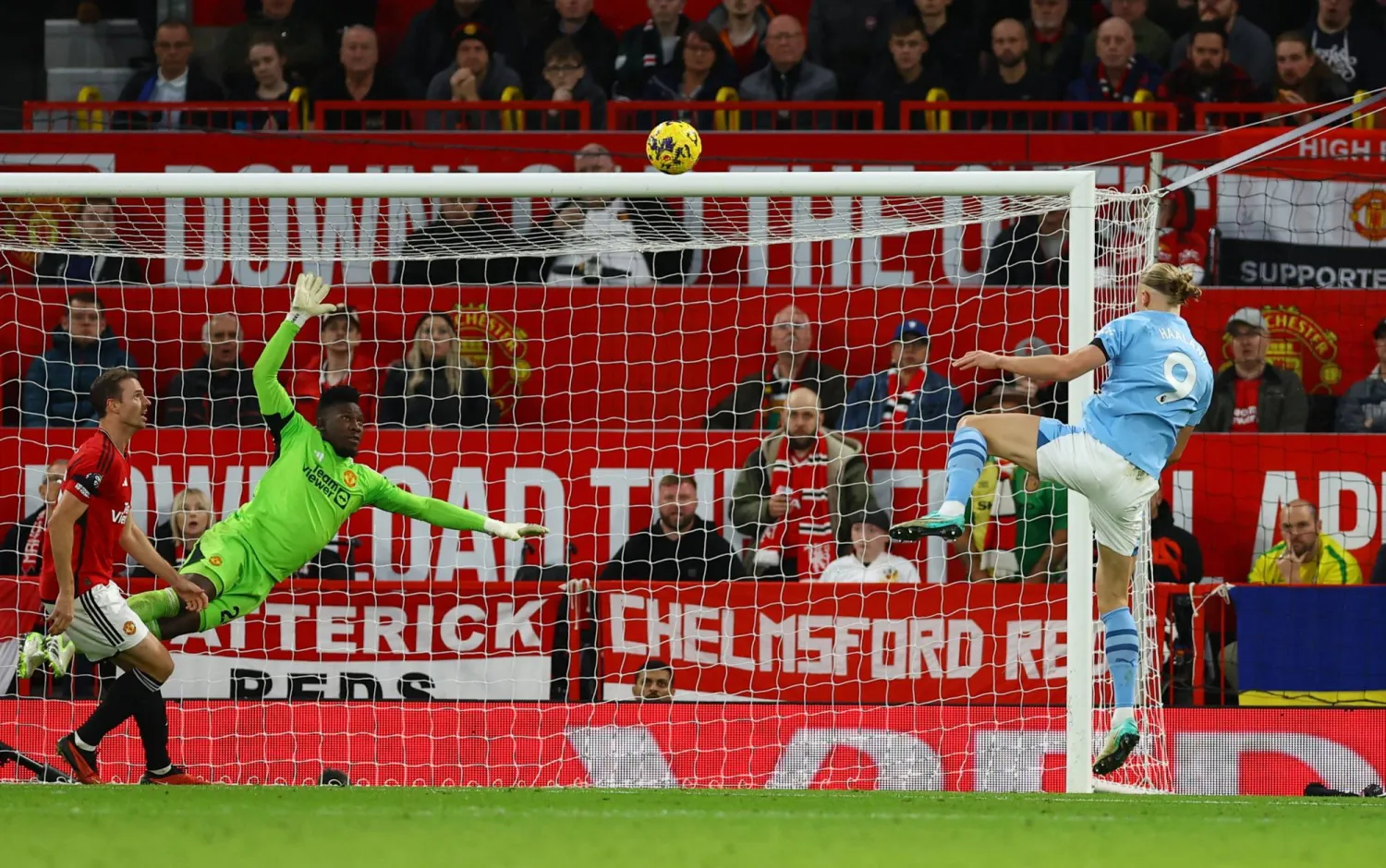 هالاند يسجل هدف سيتي الثاني وسط فرجة مدافعي يونايتد (رويترز)