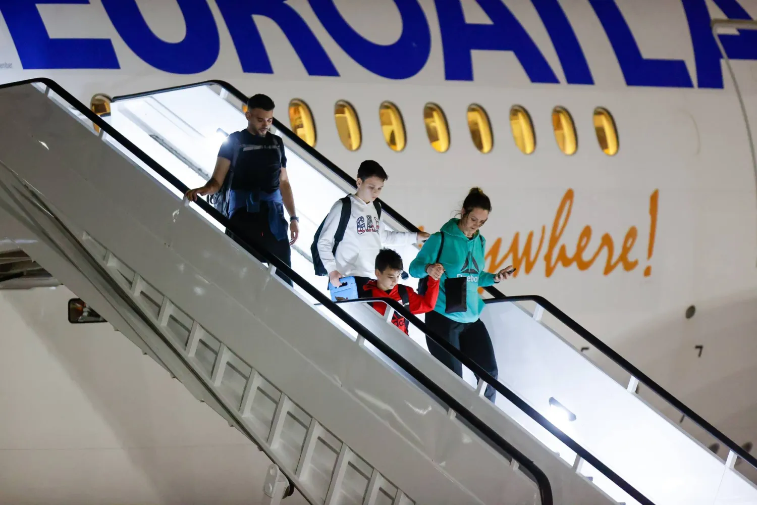 وصول مواطنين أميركيين جرى إجلاؤهم من إسرائيل إلى مطار تامبا الدولي 15 أكتوبر 2023 (د.ب.أ)