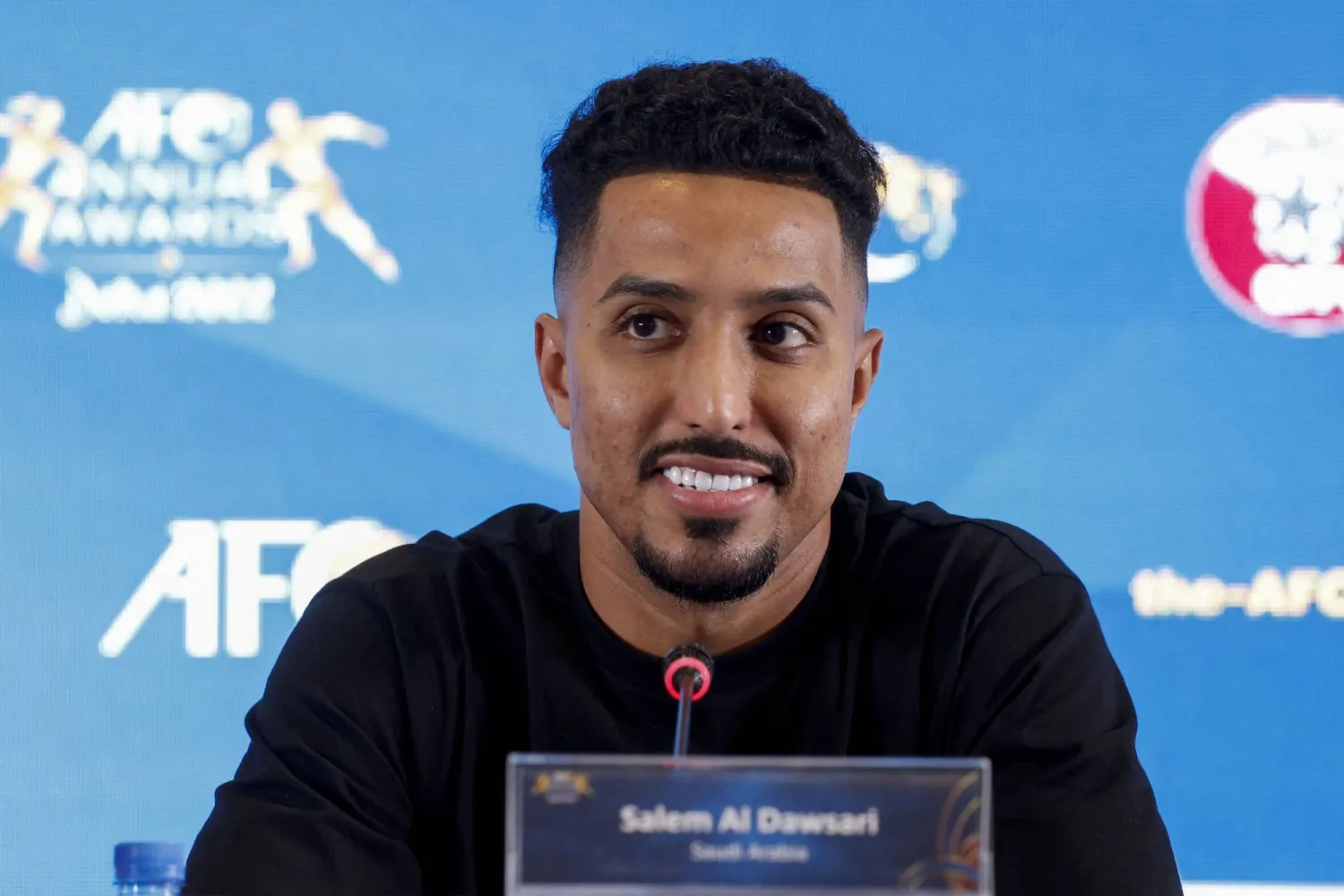 سالم الدوسري لاعب نادي الهلال ومنتخب السعودية خلال المؤتمر الصحافي (أ.ف.ب)