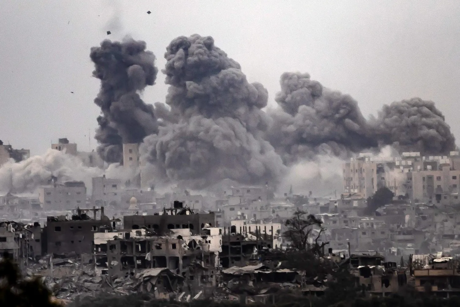 İsrail'in Gazze Şeridi'ni bombalaması sonucu yükselen dumanlar ( AFP)