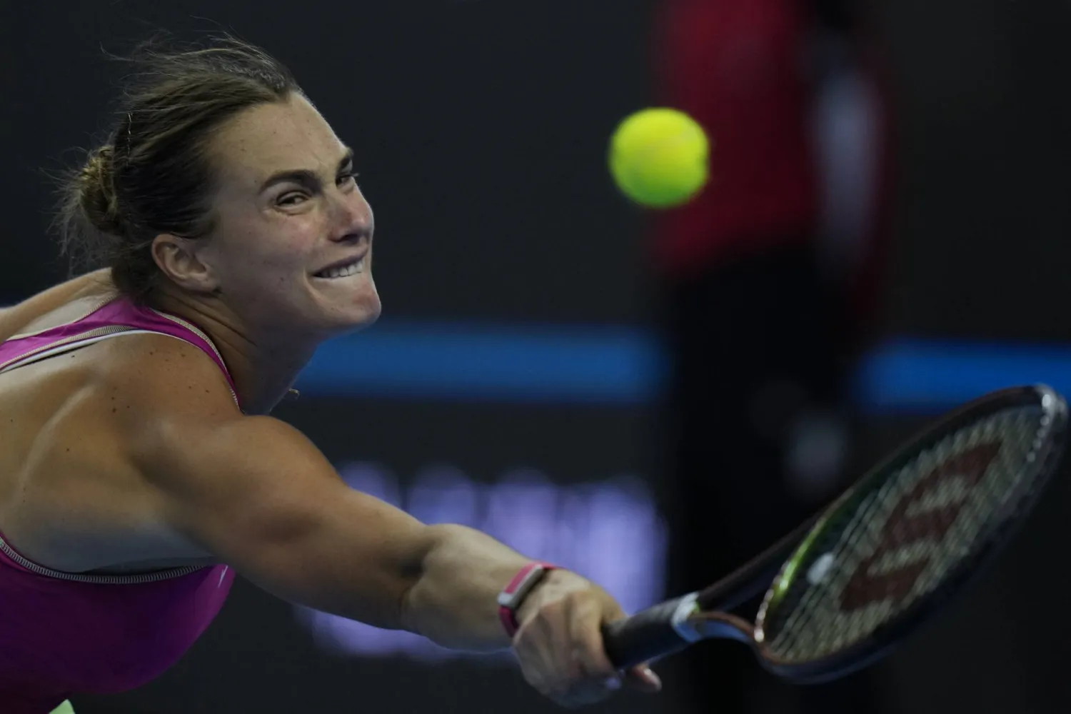 سابالينكا قالت إنها تشعر بخيبة أمل بسبب عدم ارتداد الكرة بالشكل الصحيح في الملعب (أ.ب)