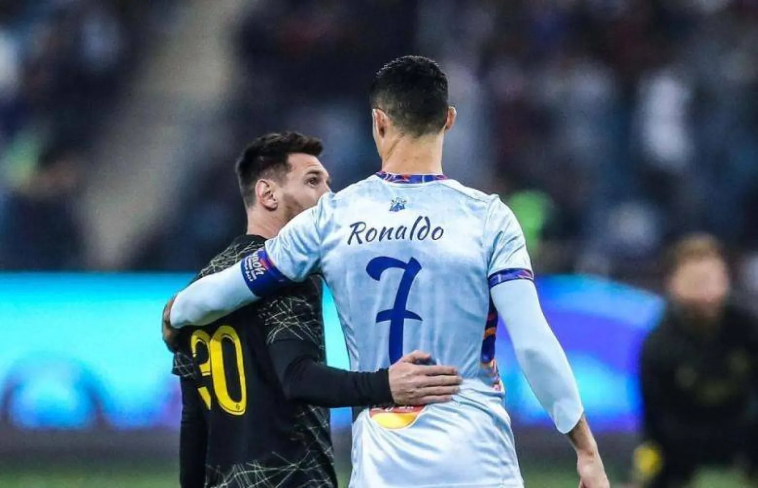 من الصعب رؤية ميسي أو رونالدو يحملان الجائزة مستقبلاً (إكس)